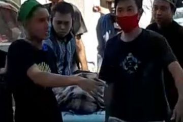 Massa mengambil paksa dan membawa jenazah keluarganya dari RS Labuang Baji, Makassar, Jumat (5/6/2020).