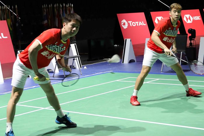 Marcus Fernaldi Gideon/Kevin Sanjaya Sukamuljo saat menjalani sesi latihan sebelum Kejuaraan Dunia 2019, di St. Jakobshalle, Basel, Swiss, Minggu (18/8/2019).