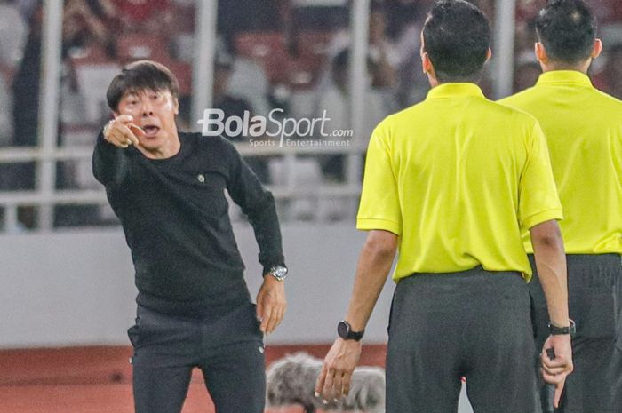 Pelatih timnas Indonesia, Shin Tae-yong (kiri), sedang melakukan protes kepada wasit saat memantau timnya bertanding dalam laga Piala AFF 2022 di Stadion Gelora Bung Karno, Senayan, Jakarta, 29 Desember 2022.