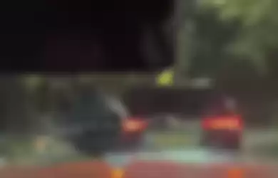 Dalam foto yang viral di media sosial, mobil Fortuner yang melawan arus sebelum menabrak itu memakai pelat dinas polisi bernomor 3488-07. 