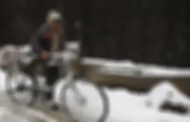 Pilu, Tidak Ada yang Mau Menolong Pria ini Sampai Ia Kayuh Sendiri Sepedanya Bawa Istrinya yang Terluka Sampai 12 Km, Rupanya ini Penyebab Tidak Ada yang Mau Menolong