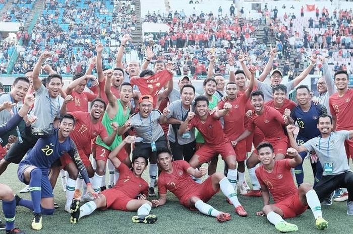 Timnas U-22 Indonesia merayakan keberhasilan mereka melangkah ke partai final Piala AFF U-22 2019.