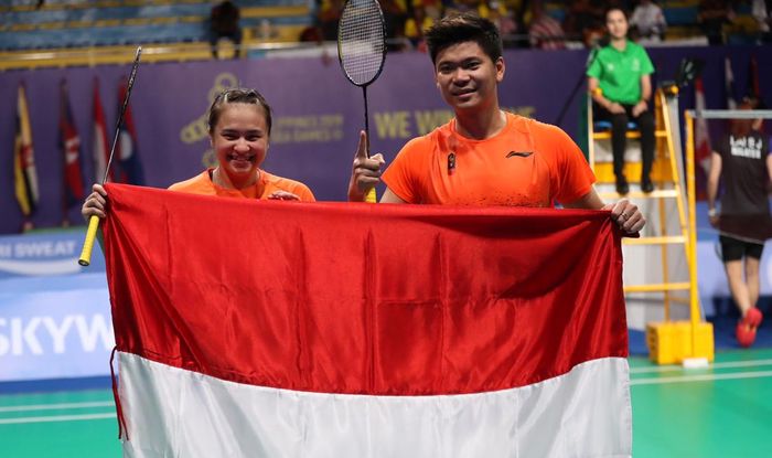 Pasangan ganda campuran Indonesia, Praveen Jordan/Melati Daeva Oktavianti, berpose setelah memastikan medali emas nomor perorangan SEA Games 2019 di Muntinlupa Sports Center, Manila, Senin (9/12/2019).