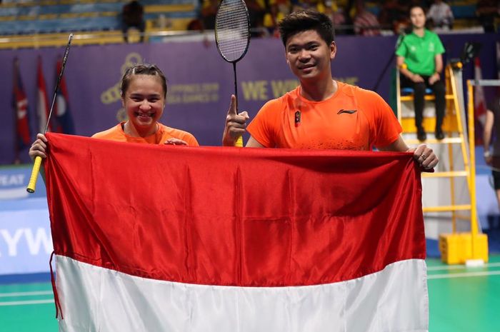 Pasangan ganda campuran Indonesia, Praveen Jordan/Melati Daeva Oktavianti, berpose setelah memastikan medali emas nomor perorangan SEA Games 2019 di Muntinlupa Sports Center, Manila, Senin (9/12/2019).