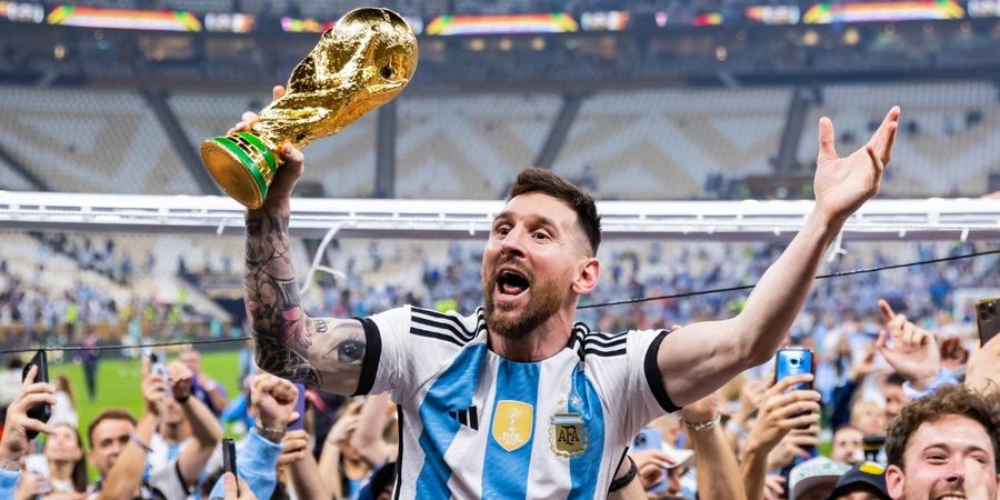 FINAL PIALA DUNIA 2022 - Sakit Hati Prancis Dikalahkan Argentina, Fan Jadikan Jersei Lionel Messi Keset di Bar Paris