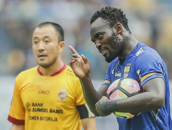  Gelandang Persib Bandung, Michael Essien, saat melawan Sriwijaya FC di Piala Presiden 2018.