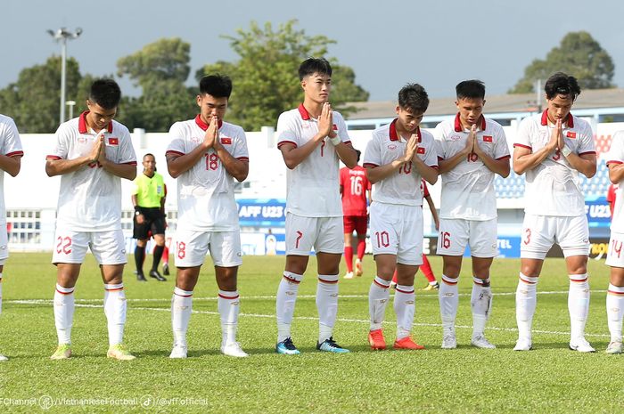 Para pemain Timnas U-23 Vietnam tengah berselebrasi usai menciptakan gol ke gawang Laos.