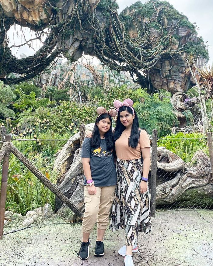 Tampilan Annisa Pohan dan Almira Yudhoyono