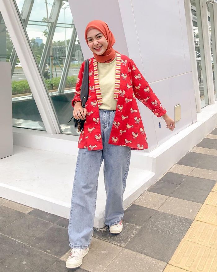 Padu Padan Outer Hijab Motif dan Celana Jeans ala Dianty