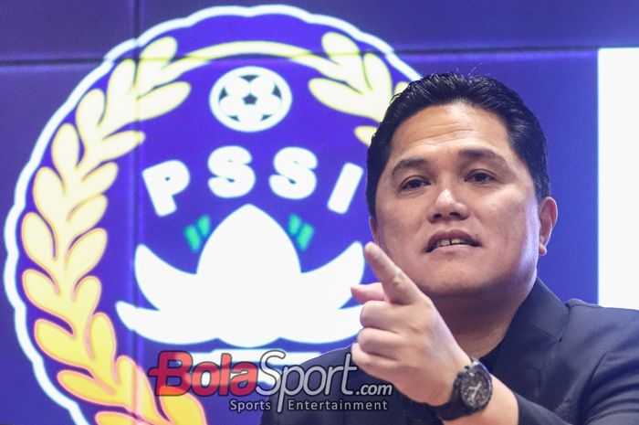 Ketua Umum PSSI, Erick Thohir, sedang memberikan keterangan kepada awak media dalam sesi jumpa pers di Media Center Stadion Gelora Bung Karno, Senayan, Jakarta, Sabtu (21/9/2024) siang.