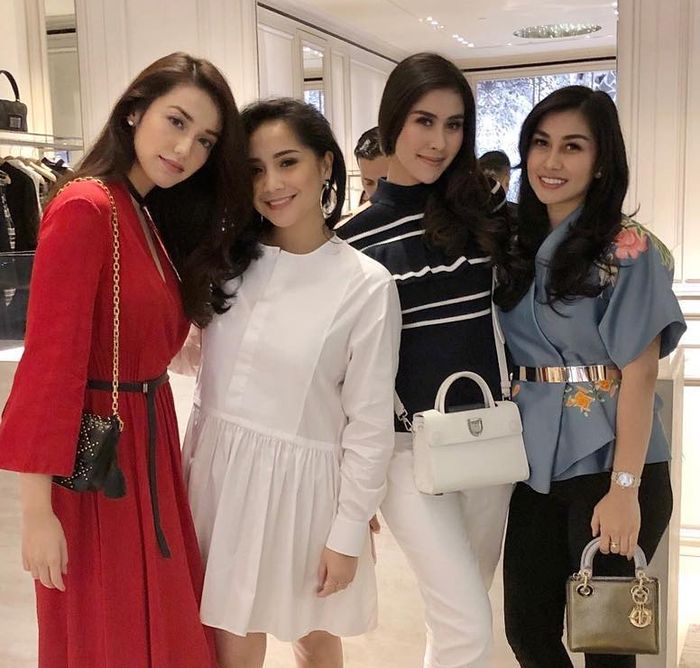 Tak Selalu Mewah Deretan Anting Nagita Slavina Memiliki Harga Terjangkau Semua Halaman Stylo