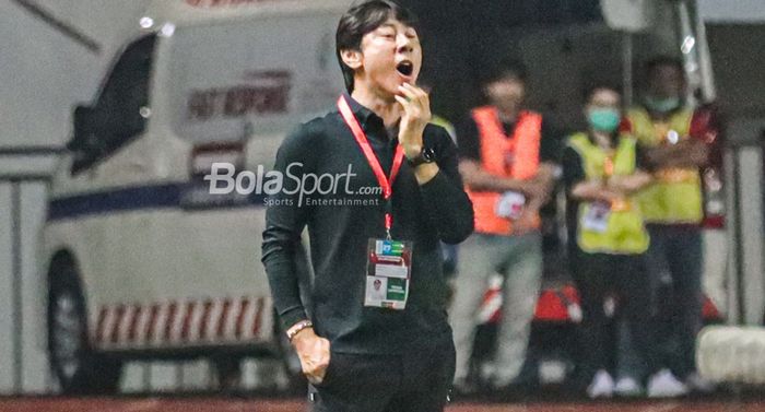 Pelatih timnas Indonesia, Shin Tae-yong, nampak sedang memberikan intruksi kepada para pemainnya di Stadion Pakansari, Bogor, Jawa Barat, 27 September 2022.