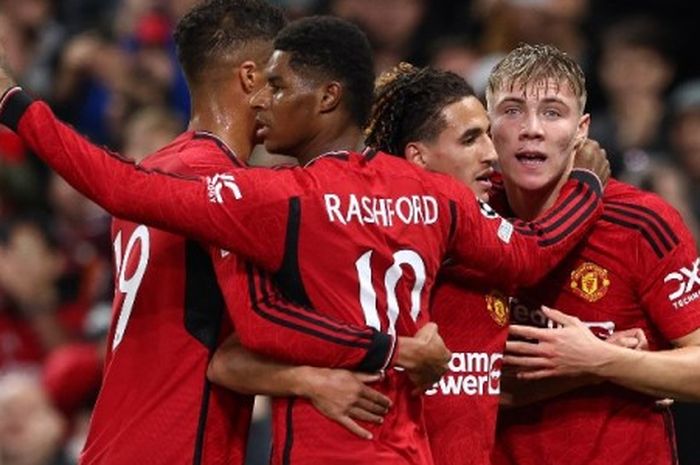Para pemain Manchester United merayakan gol Rasmus Hojlund ke gawang Galatasaray pada fase rgup Liga Champions 2023-2024.