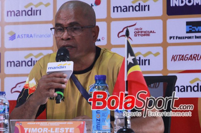 Pelatih Timnas U-19 Timor Leste, Eduardo Pereira, dalam sesi jumpa pers setelah pertandingan melawan Timnas U-19 Filipina.