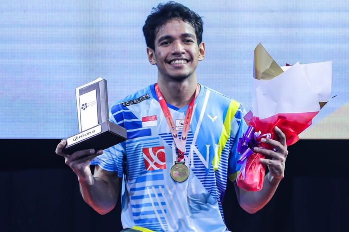 Tunggal putra Indonesia, Chico Aura Dwi Wardoyo, berpose usai menjuarai Malaysia Masters 2022