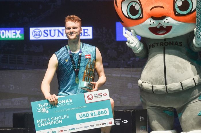 Tunggal putra Denmark, Anders Antonsen, berpose di podium setelah mengalahkan Shi Yu Qi di final Malaysia Open 2024