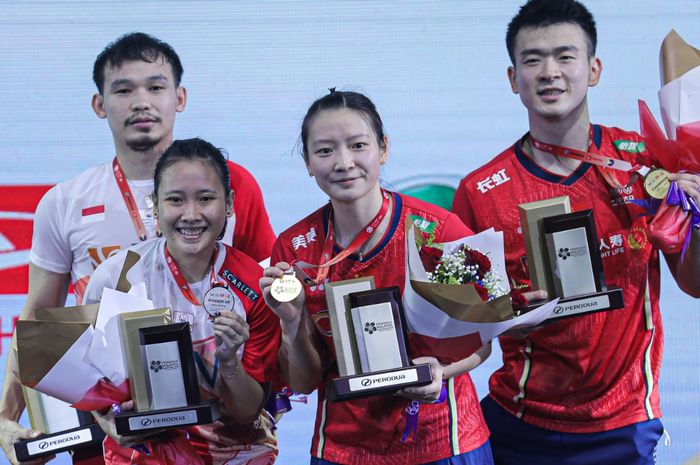 Podium sektor ganda campuran pada Malaysia Masters 2022, Rinov Rivaldy/Pitha Haningtyas Mentari (Indonesia) dan Zheng Si Wei/Huang Ya Qiong (China) di Axiata Arena, Kuala Lumpur, Minggu (10/7/2022)