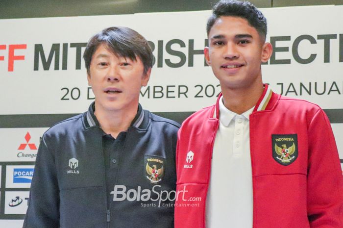 Pelatih Timnas Indonesia Shin Tae-yong dan Marselino Ferdinan berfoto bersama seusai konferensi pers jelang semifinal leg pertama Piala AFF 2022 melawan Vietnam. 