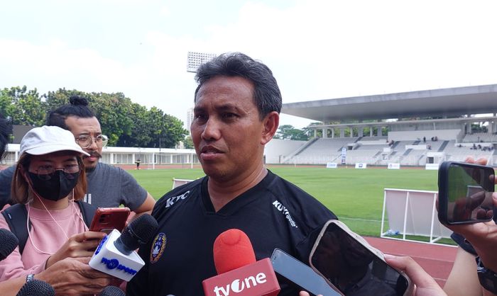 Pelatih timnas U-16 Indonesia, Bima Sakti saat memberi keterangan kepada awak media di Stadion Madya, Kawasan Gelora Bung Karno (GBK, Senayan, Jakarta, Kamis (1/6/2023).