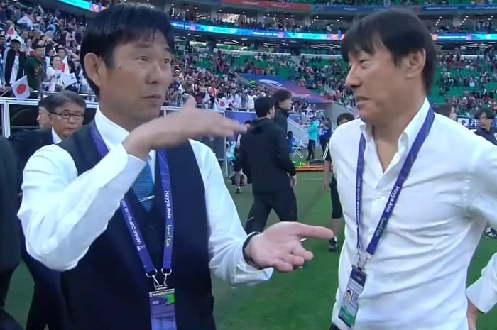 Hajime Moriyasu dan Shin Tae-yong saling berinteraksi pasca-laga timnas Indonesia Vs Jepang di Al Thumama Stadium, dalam laga grup D Piala Asia 2023 pada Rabu (24/1/2024).