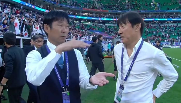 Hajime Moriyasu dan Shin Tae-yong saling berinteraksi pasca-laga timnas Indonesia Vs Jepang di Al Thumama Stadium, dalam laga grup D Piala Asia 2023 pada Rabu (24/1/2024).