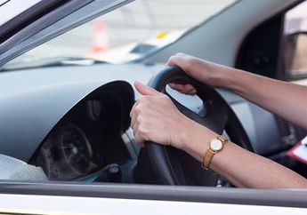 Jangan Anggap Enteng! Kemudikan Mobil Wajib Pakai 2 Tangan, Ini Alasannya