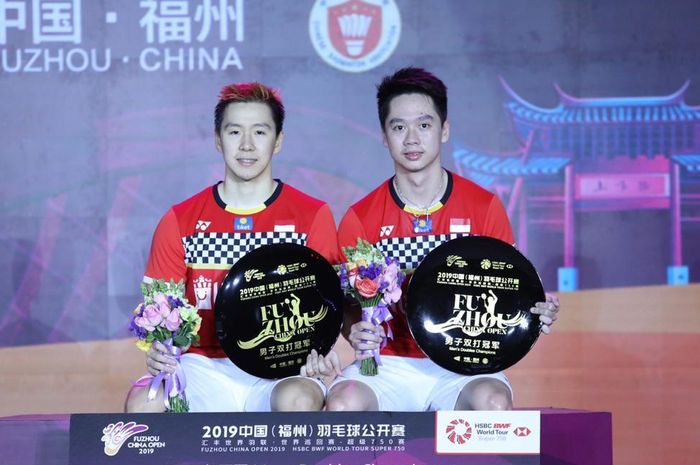 Pasangan ganda putra Indonesia, Marcus Fernaldi Gideon/Kevin Sanjaya Sukamuljo, berpose setelah memastikan diri sebagai juara Fuzhou China Open 2019 di Haixia Olympic Sports Center, Minggu (10/11/2019).