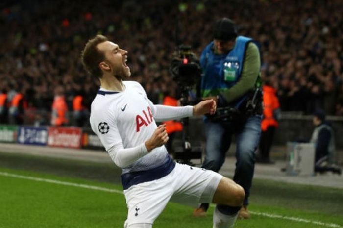 Gelandang Tottenham Hotspur, Christian Eriksen, merayakan golnya, dalam laga penyisihan Grup B Liga 
