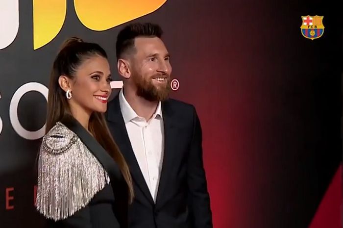 Megabintang Barcelona, Lionel Messi (kanan), berpose bersama pasangannya, Antonella Roccuzzo.