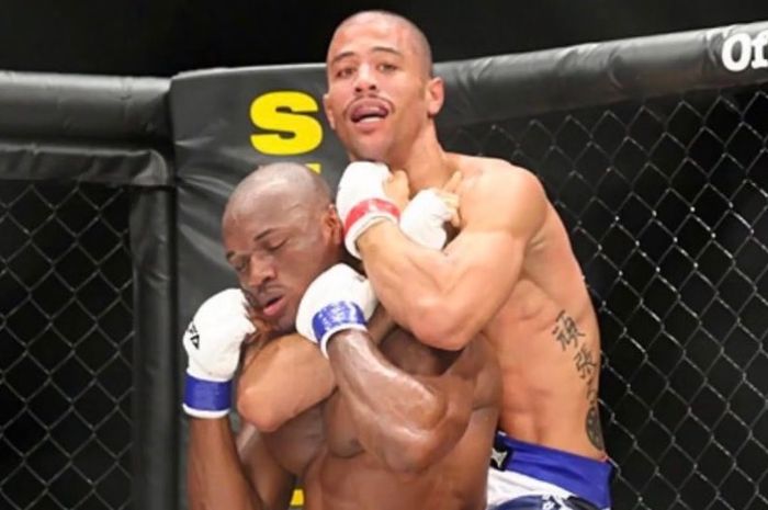 Kamaru Usman tercatat pernah menderita satu kekalahan dalam karier MMA yang dideritanya dari Jose Caceres.