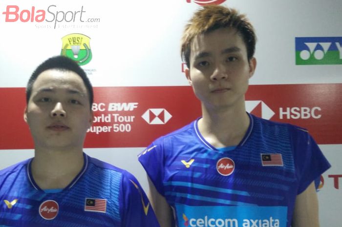 Pasangan ganda putra Malaysia, Aaron Chia/Soh Wooi Yik, berpose setelah laga semifinal Indonesia Masters 2020 di Istora Senayan, Jakarta, Sabtu (18/1/2020).