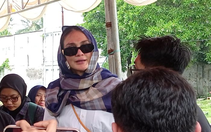 Luna Maya di pemakaman ibu Maxime Bouttier