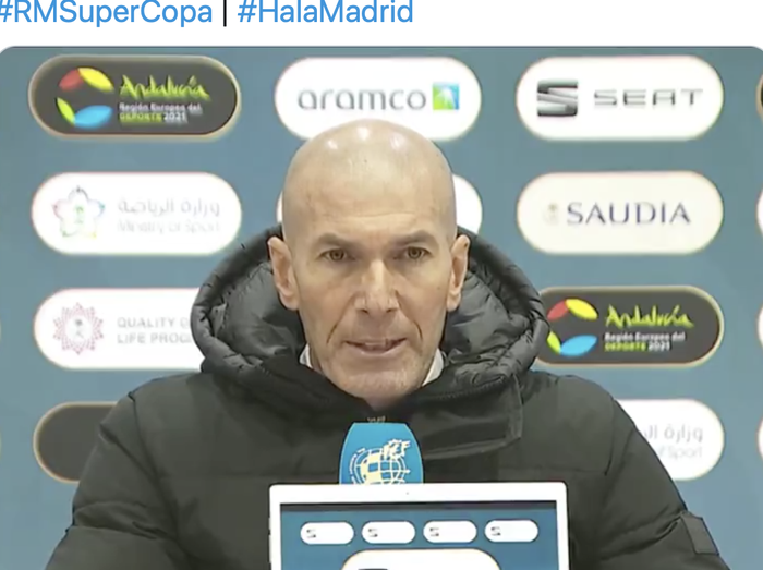 Pelatih Real Madrid, Zinedine Zidane, menyebut bahwa jalannya babak pertama semifinal Piala Super Spanyol 2021 menyulitkan timnya.  