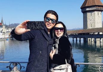 Biasa Tampil Glamor, Syahrini Terpergok Pakai Sepatu Murah Meriah Kembaran dengan sang Suami, Merendah Ala Pengantin Baru nih?