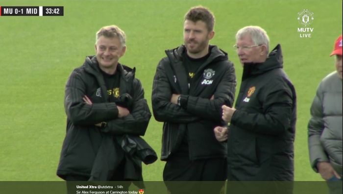 Ole Gunnar Solskjaer, Michael Carrick, dan Sir Alex Ferguson berbincang di lokasi latihan Manchester United.