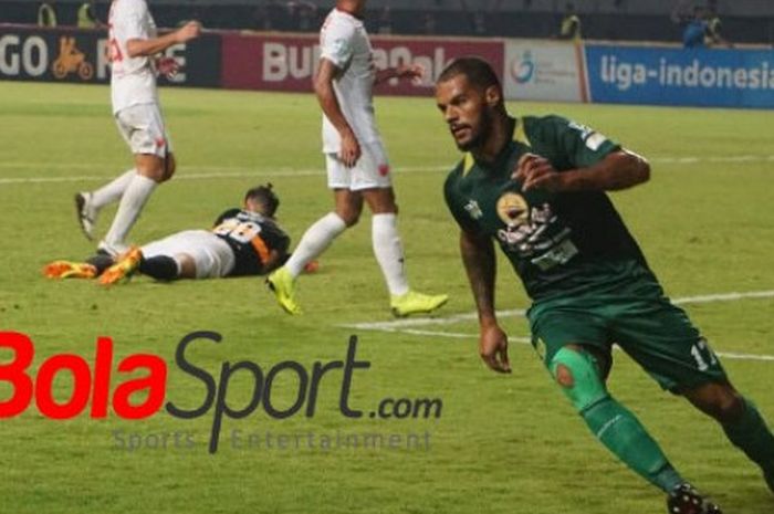  Selebrasi striker Persebaya, David da Silva seusai mencetak gol ke gawang PSM Makassar pada laga pe