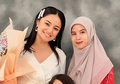 Foto Bareng Istri Ben Kasyafani, Marshanda Hadiri Kelulusan Putrinya Sambil Tenteng Tas Branded Puluhan Juta