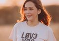 Tampil Kekinian Pakai Rok Lipit Warna Merah, Tampilan Maia Estianty Justru Disebut Makin Awet Muda Bak Anak Gadis!