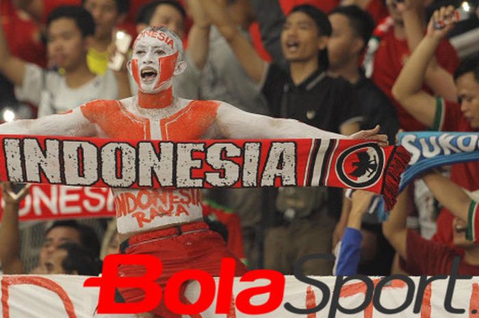  Salah satu fan timnas Indonesia, Bima Sakti saat skuat Garuda menang atas Timor Leste pada laga ked