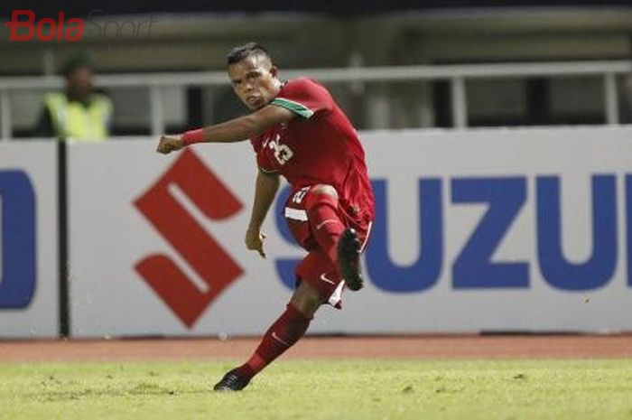 Pesepak bola Indonesia Manahati Lestusen melakukan operan pada semi final putaran pertama AFF Suzuki