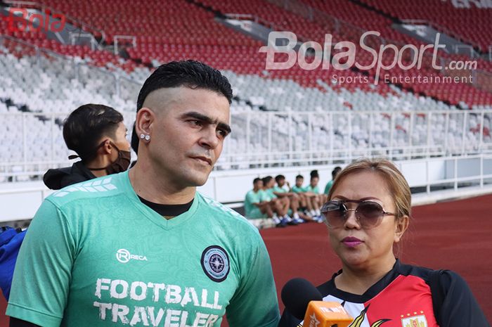 Cristian Gonzales beserta istrinya, Eva Nurida Siregar, sedang memberikan keterangan kepada awak media selepas acara fun game football di Stadion Utama Gelora Bung Karno, 22 November 2020