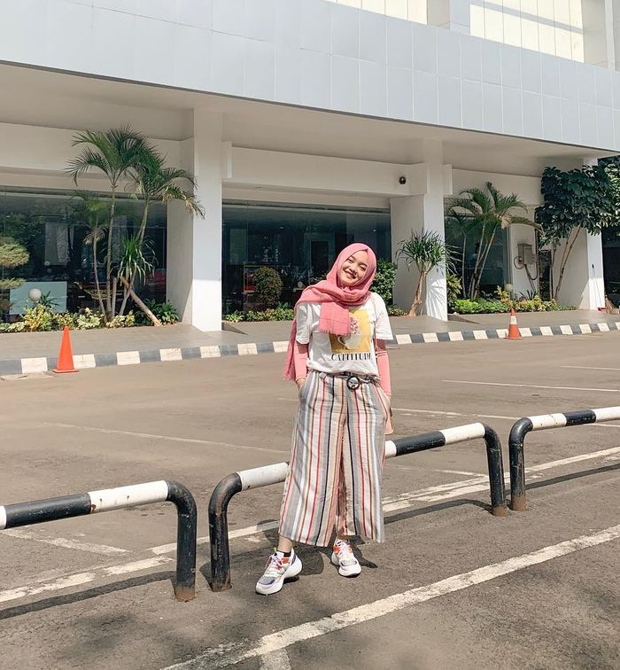 Padu padan kaos ala Putri Delina