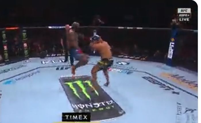 Serangan lutut Derrick Lewis pada Marcos Rogerio de Lima di UFC 291 memberi efek menyulitkan 