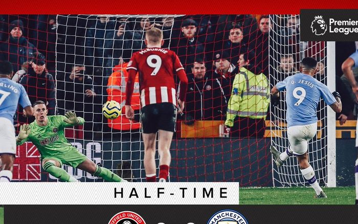 Kiper Sheffield United, Dean Henderson, menepis tendangan penalti striker Manchester City, Gabriel Jesus, dalam laga Liga Inggris di Stadion Bramall Lane, Selasa (21/1/2020).