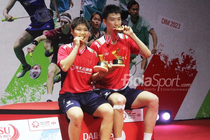 Pasangan ganda campuran, Feng Yan Zhe/Huang Dong Ping, menjadi juara usai memenangkan laga final Indonesia Masters 2023 di Istora Senayan, Jakarta, Minggu (29/1/2023).