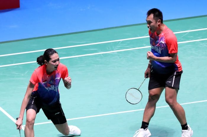 Pasangan ganda camouran Indonesia, Hafiz Faizal/Gloria Emanuelle Widjaja, bereaksi setelah memastikan diri ke semifinal Japan Open 2019 di Musashino Forest Sport Plaza, Jumat (26/7/2019).