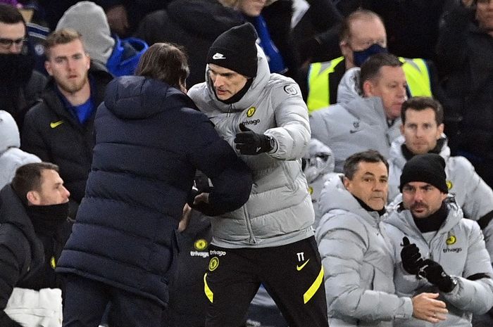 Pelatih Tottenham Hotspur, Antonio Conte, bersalaman dengan pelatih Chelsea, Thomas Tuchel, dalam laga Liga Inggris di Stadion Stamford Bridge, 23 Januari 2022.