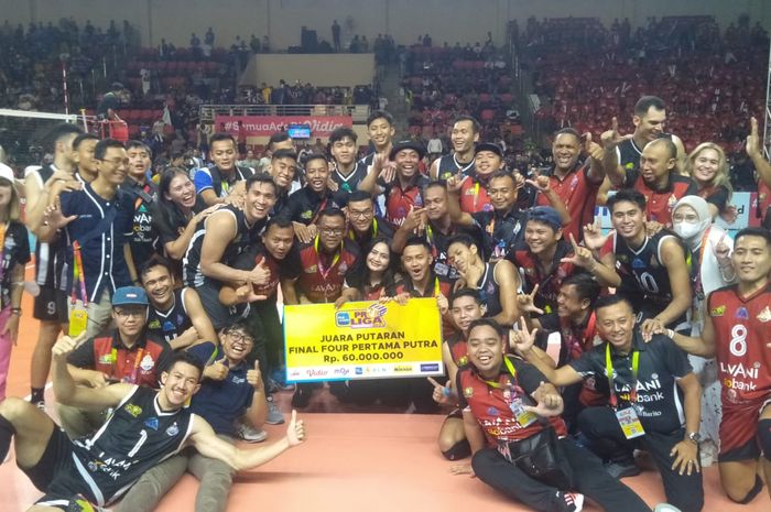 Selebrasi para pemain Jakarta Lavani usai menjuarai putaran I Final Four Proliga 2023 di GOR Jatidiri, Semarang, Jumat (3/3/2023)
