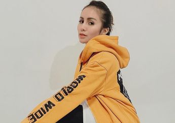 Momo Geisha Dituding Netizen Jadi Tukang Pamer Saat Foto OOTD Pakai Kaos di Garasi Rumahnya!