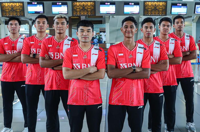 Tim bulu tangkis putra Indonesia yang akan berlaga pada Kejuaraan Beregu Asia 2024 berpose menjelang keberangkatan ke Malaysia di Bandara Soekarno-Hatta, Cengkareng, Banten, Sabtu (10/2/2024).